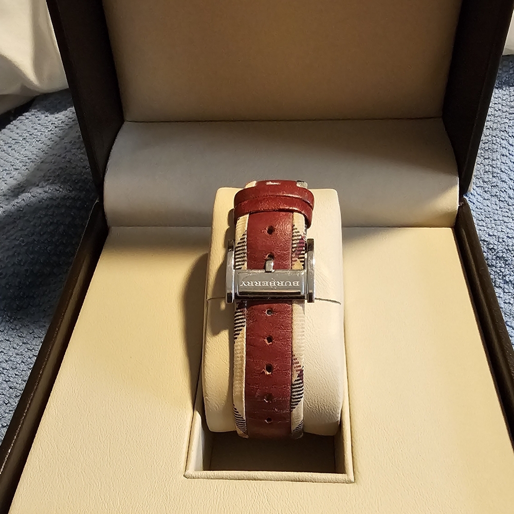 Burberry BU2152 Women’s Heritage Watch, Rectangular Face, Nova Check Strap & Box - Picture 5 of 15